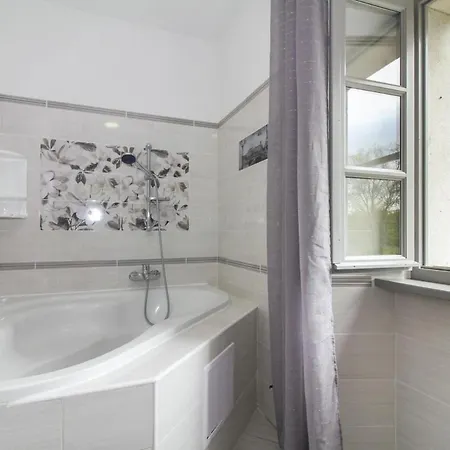 Villa Tina In Gradinje - Haus Fuer 8-12 Personen *