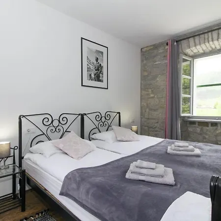 Villa Tina In Gradinje - Haus Fuer 8-12 Personen Livade