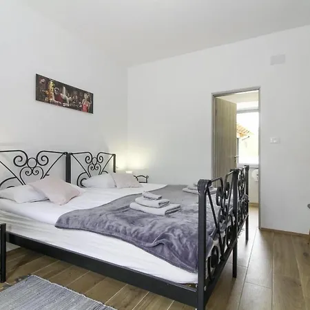 Tina In Gradinje - Haus Fuer 8-12 Personen *