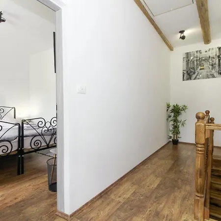 Tina In Gradinje - Haus Fuer 8-12 Personen Livade