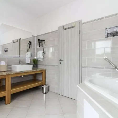 Villa Tina In Gradinje - Haus Fuer 8-12 Personen