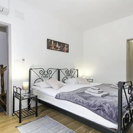Tina In Gradinje - Haus Fuer 8-12 Personen *