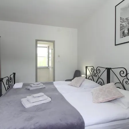 Villa Tina In Gradinje - Haus Fuer 8-12 Personen Livade