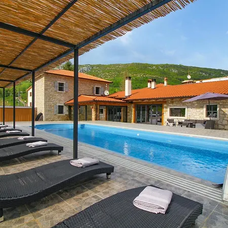 Villa Tina In Gradinje - Haus Fuer 8-12 Personen *