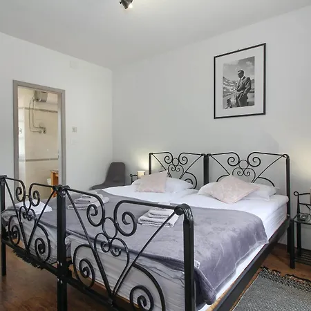 Villa Tina In Gradinje - Haus Fuer 8-12 Personen *