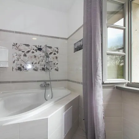 Villa Tina In Gradinje - Haus Fuer 8-12 Personen *