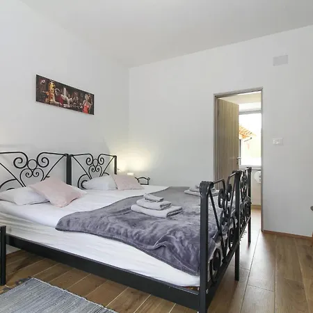 Villa Tina In Gradinje - Haus Fuer 8-12 Personen *